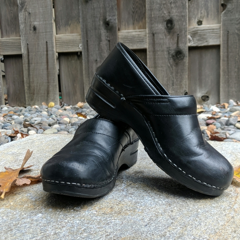 Already broken in!! Dansko 40 (10 US) nonslip clogs